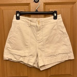NWOT. White cute casual shorts.